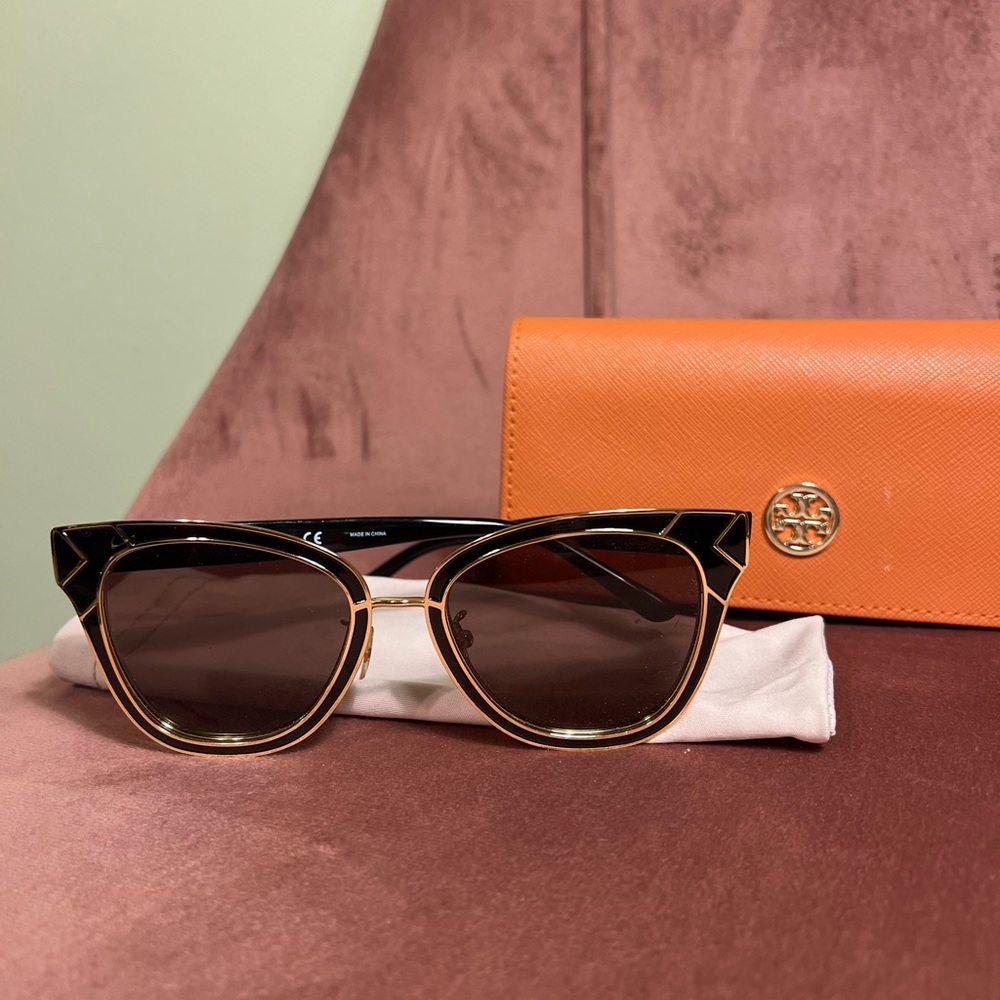Gorgeous Tory Burch cat eye sunglasses with gold detailing. TY6061